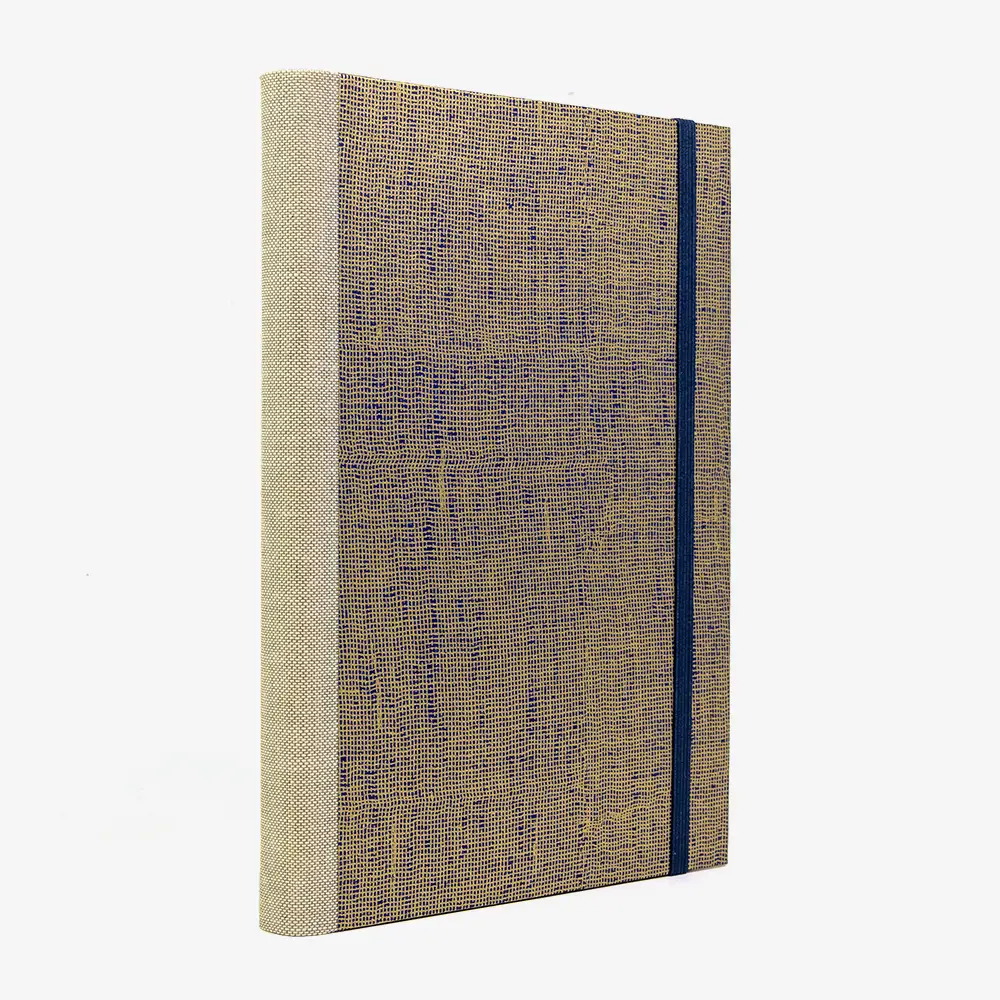 Bulletjournal-notizbuch-A5-224Seiten-cover-mit-Chiyogami-bezogen-Motiv-Gaze-gold-auf-blau-cover-seitlich--von-hinten