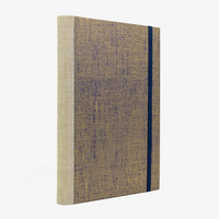 Bulletjournal-notizbuch-A5-224Seiten-cover-mit-Chiyogami-bezogen-Motiv-Gaze-gold-auf-blau-cover-seitlich--von-hinten
