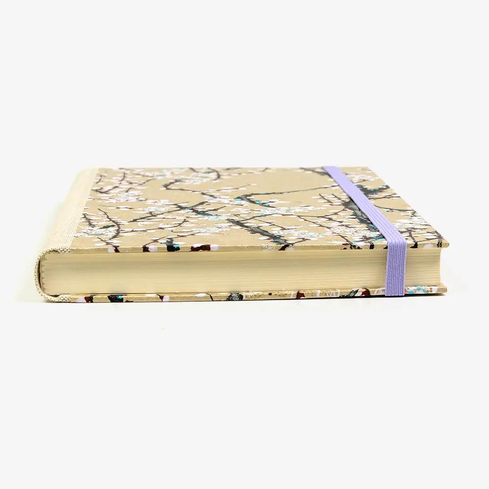 Bulletjournal-notizbuch-A5-224Seiten-cover-mit-Chiyogami-bezogen-Motiv-Kirschbluetenzweige-auf-gold-cover-liegend