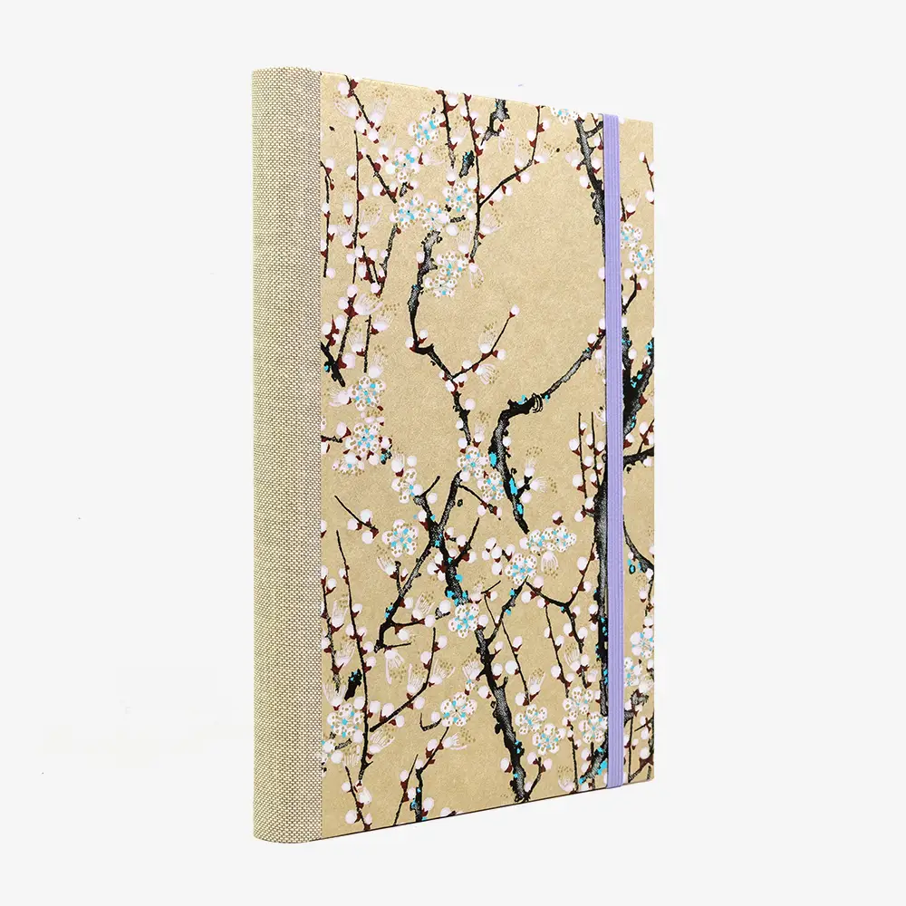 Bulletjournal-notizbuch-A5-224Seiten-cover-mit-Chiyogami-bezogen-Motiv-Kirschbluetenzweige-auf-gold-cover-seitlich-von-hinten