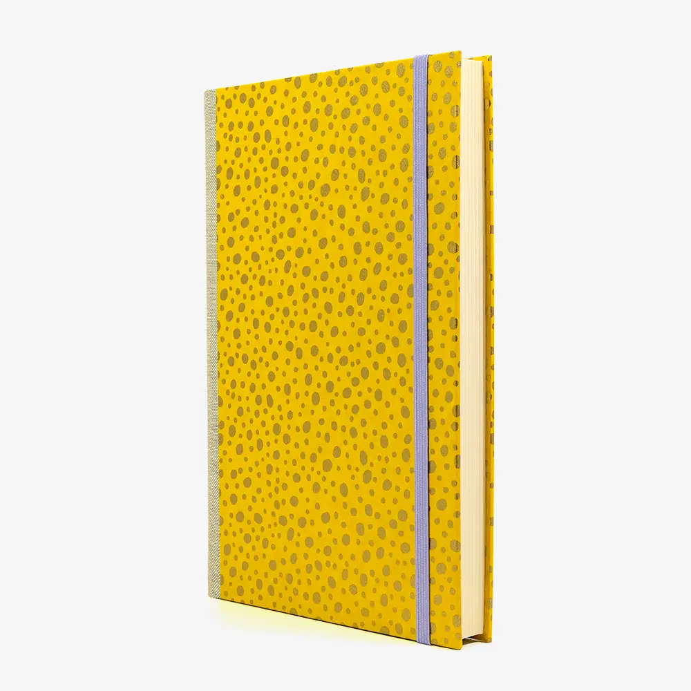 Bulletjournal-notizbuch-A5-224Seiten-cover-mit-Chiyogami-bezogen-Motiv-Polkadots-gold-auf-gelb-cover-seitlich-von-vorn
