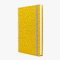 Bulletjournal-notizbuch-A5-224Seiten-cover-mit-Chiyogami-bezogen-Motiv-Polkadots-gold-auf-gelb-cover-seitlich-von-vorn