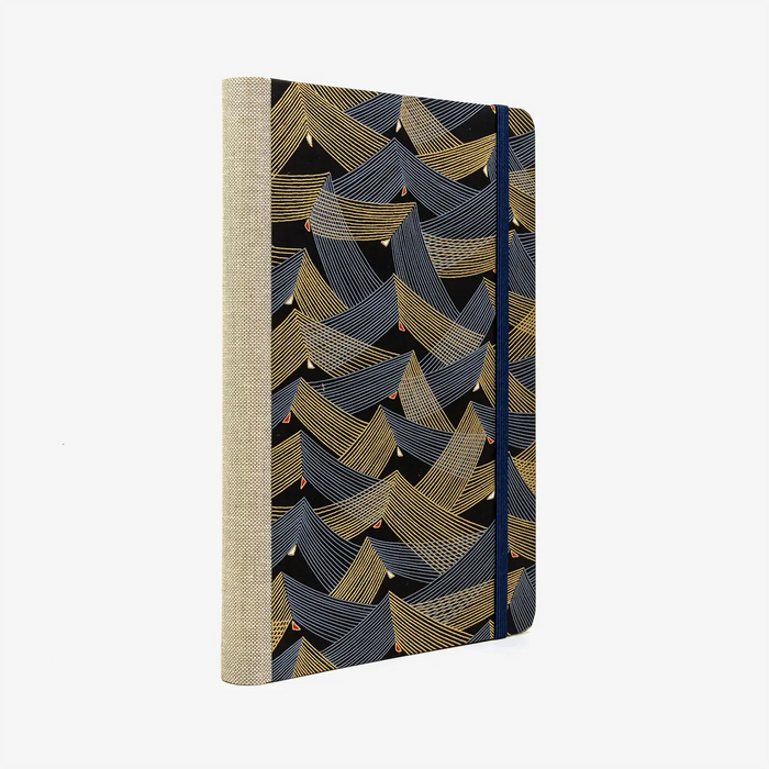 Bulletjournal-notizbuch-A5-224Seiten-cover-mit-Chiyogami-bezogen-Motiv-Saitenspiel-schwarz-cover-seitlich-von-hinten