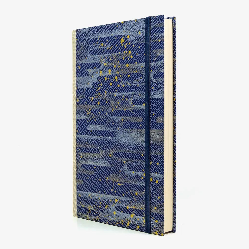 Bulletjournal-notizbuch-A5-224Seiten-cover-mit-Chiyogami-bezogen-Motiv-Space-is-the-place-blau-cover-seitlich-von-vorn