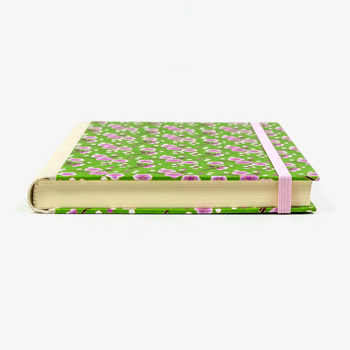 Bulletjournal-notizbuch-A5-224Seiten-cover-mit-Chiyogami-bezogen-Motiv-blumen-rosa-auf-gruen-cover-liegend
