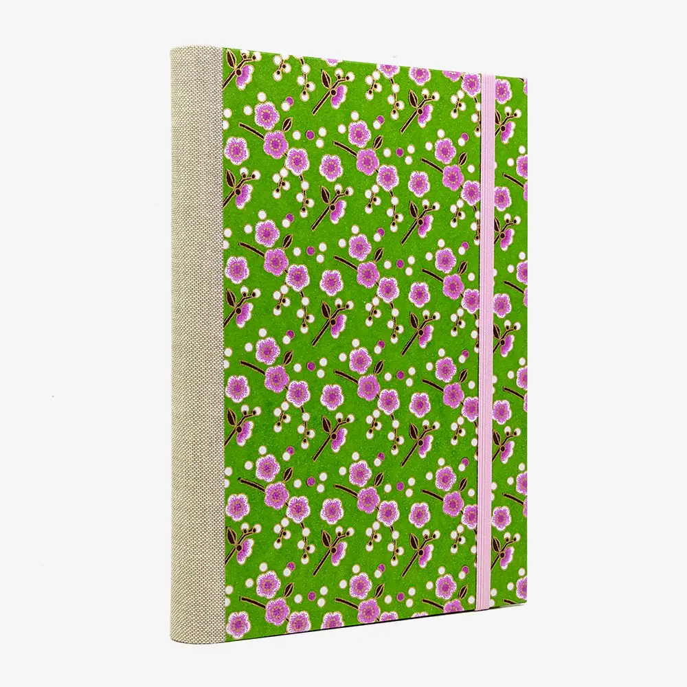 Bulletjournal-notizbuch-A5-224Seiten-cover-mit-Chiyogami-bezogen-Motiv-blumen-rosa-auf-gruen-cover-seitlich-von-hinten