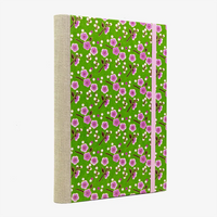Bulletjournal-notizbuch-A5-224Seiten-cover-mit-Chiyogami-bezogen-Motiv-blumen-rosa-auf-gruen-cover-seitlich-von-hinten