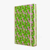 Bulletjournal-notizbuch-A5-224Seiten-cover-mit-Chiyogami-bezogen-Motiv-blumen-rosa-auf-gruen-cover-seitlich-von-vorn