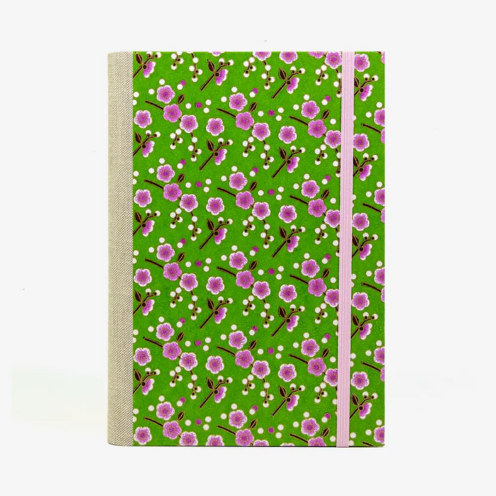 Bulletjournal-notizbuch-A5-224Seiten-cover-mit-Chiyogami-bezogen-Motiv-blumen-rosa-auf-gruen-cover-von-vorn