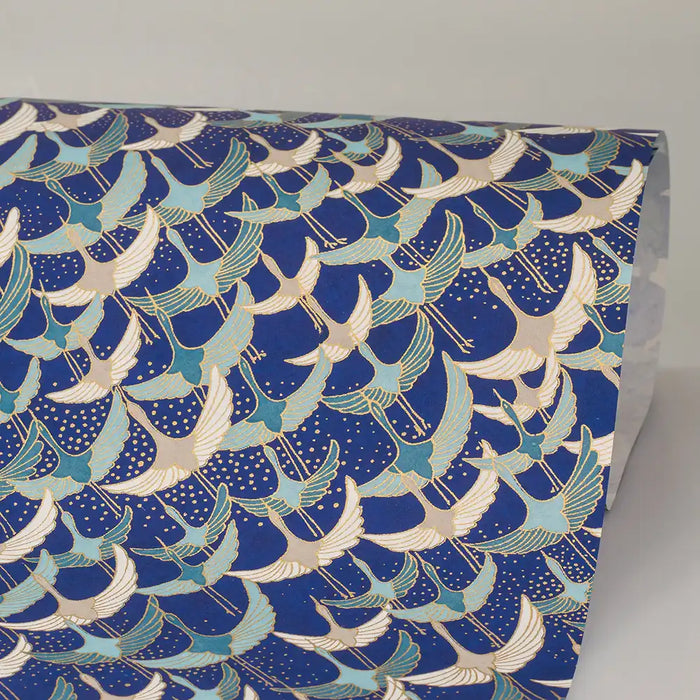 Chiyogami / Animals - Kraniche weiß - pastelblau - auf blau