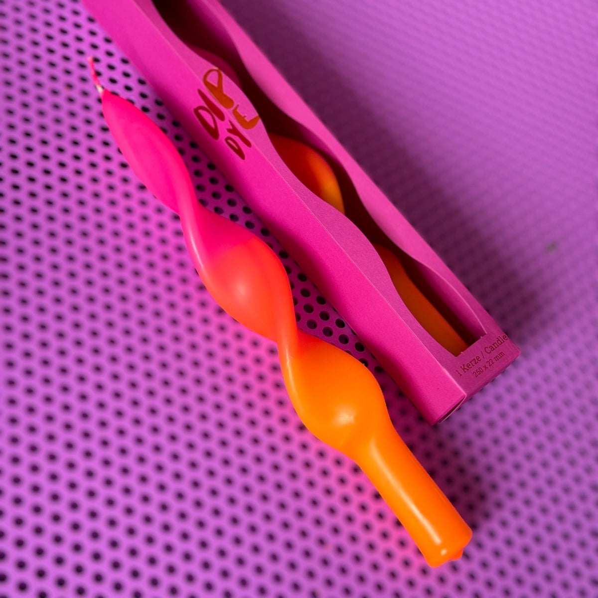 Dip-_Dye-_Special_-_Koestlich-_vertraeumt-gedrehte-Stabkerze-warme-Sommerfarben-25cm-x-durchmesser-22mm-kerze-und-verpackung-pink-2