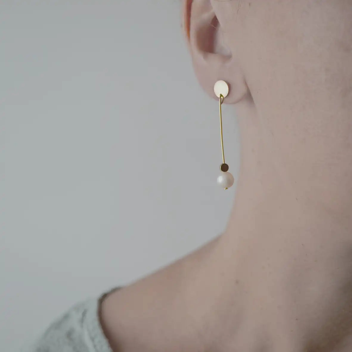 Doro-Ohrhaeaenger-mit-sueswasserperle-messing-stecker-aus-edelstahl-als-Besipiel-am-Ohr