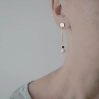 Doro-Ohrhaeaenger-mit-sueswasserperle-messing-stecker-aus-edelstahl-als-Besipiel-am-Ohr