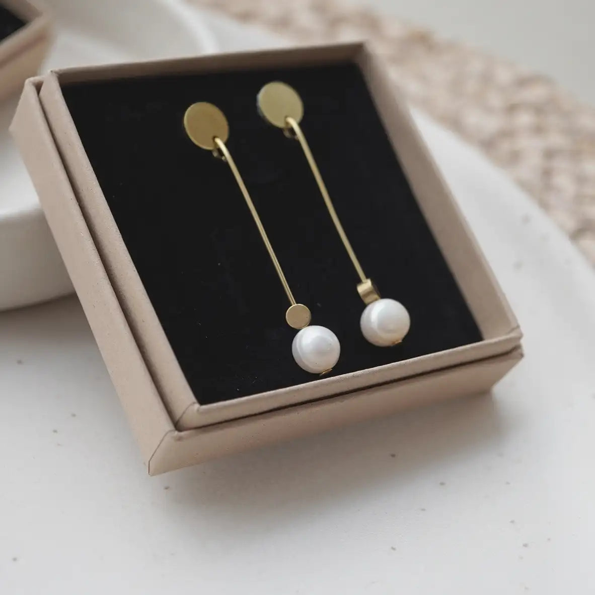 Doro-Ohrhaeaenger-mit-sueswasserperle-messing-stecker-aus-edelstahl-in-Verpackung-1