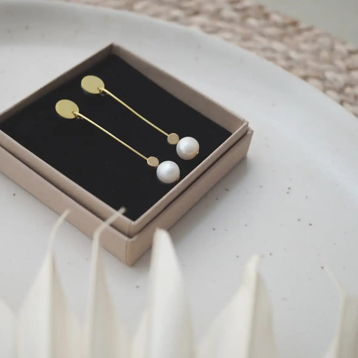 Doro-Ohrhaeaenger-mit-sueswasserperle-messing-stecker-aus-edelstahl-in-Verpackung-2