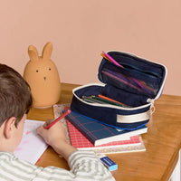 Hindbag-Federmappe-Stoff-Max-Tricolor-KAro-Produktaufnahme-Umgebung
