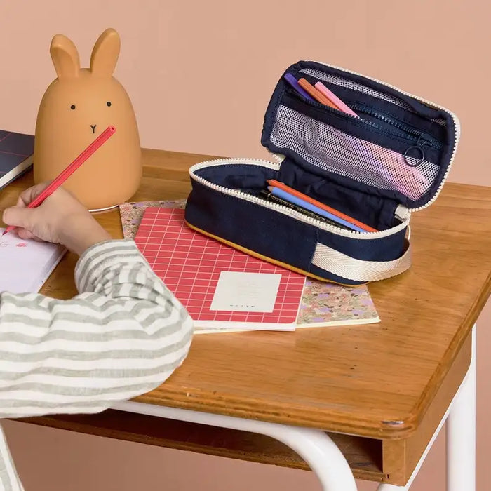 hindbag-Federmappe-Stoff-Max-Tricolor-Lilas-Produktaufnahme-Umgebung