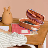 Hindbag-Federmappe-Stoff-Max-Tricolor-Rosa-Blush-Produktaufnahme-Umgebung