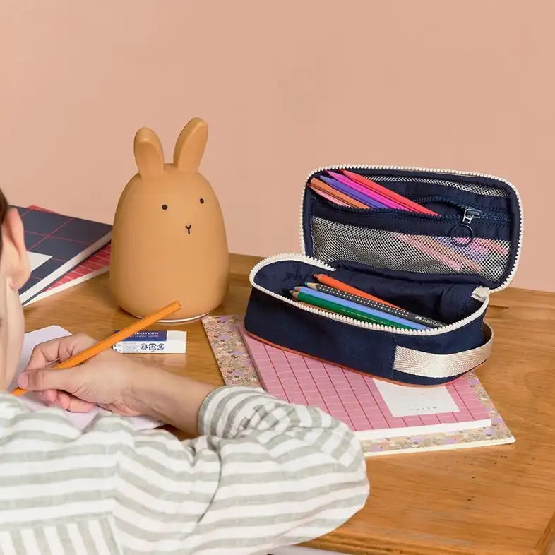 Hindbag-Federmappe-Stoff-Max-Tricolor-Salbei-Produktaufnahme-Umgebung