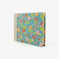 Fotoalbum-15x20cm-60Seiten-creme-Fotokarton-cover-Katazome-shi-Papier-Motiv-blumenornament-auf-blau-seitlich-vorn