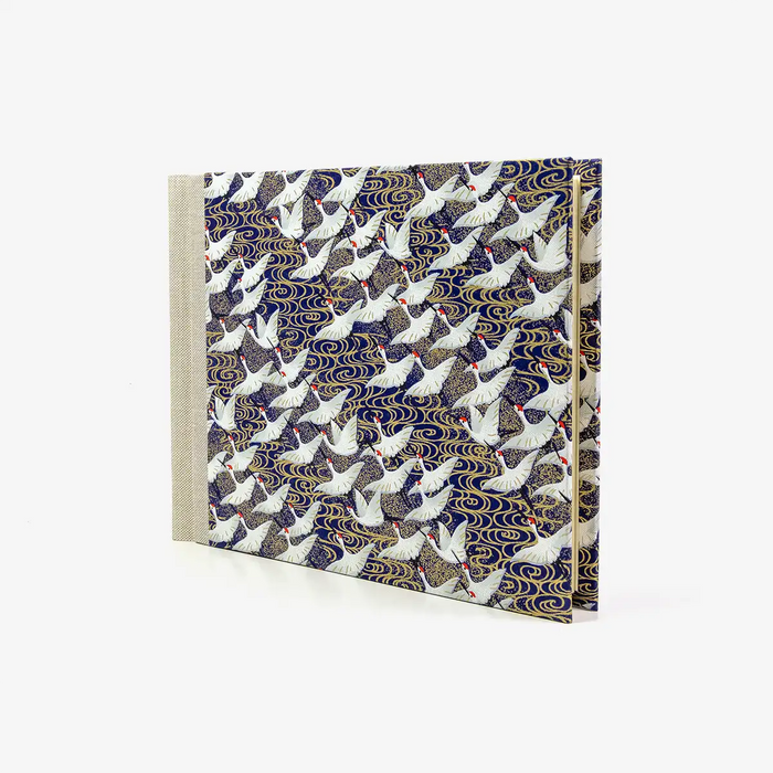 Fotoalbum-15x20cm-60Seiten-creme-Fotokarton-cover-chiyogami-Papier-Motiv-Weisse-Kraniche-auf-blau-seitlich-von-vorn