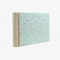 Fotoalbum-15x20cm-60Seiten-creme-Fotokarton-cover-chiyogami-Papier-Motiv-nami-Welle-silber-auf-hellblau-seitlich-hinten
