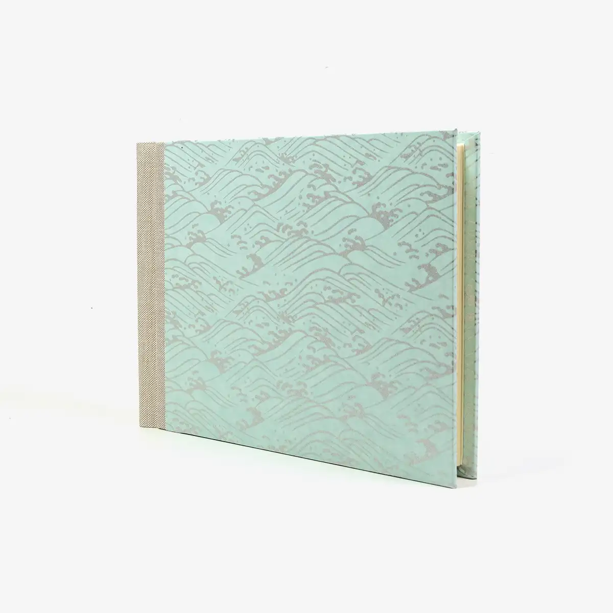 Fotoalbum-15x20cm-60Seiten-creme-Fotokarton-cover-chiyogami-Papier-Motiv-nami-Welle-silber-auf-hellblau-seitlich-vorn