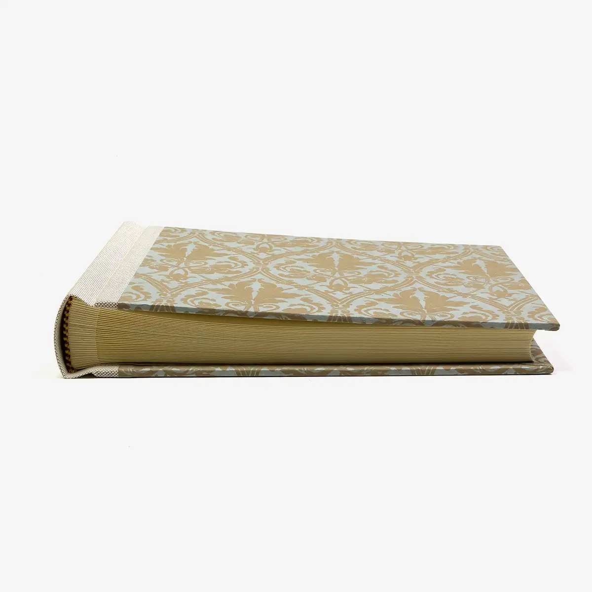 Fotoalbum-15x20cm-60Seiten-creme-Fotokarton-cover-lokta-Papier-Motiv-Ornament-braun-auf-grau-liegend