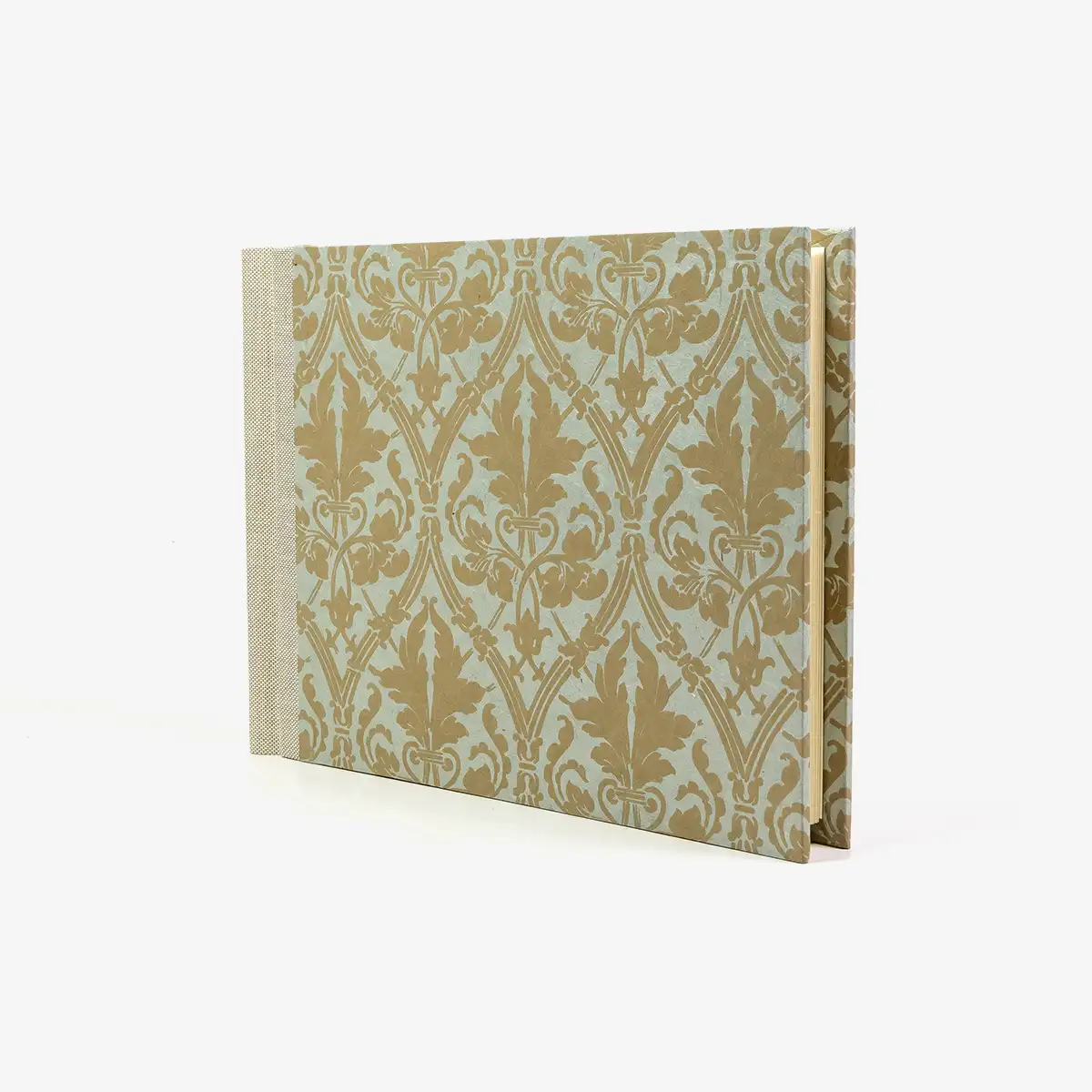 Fotoalbum-15x20cm-60Seiten-creme-Fotokarton-cover-lokta-Papier-Motiv-Ornament-braun-auf-grau-seitlich-von-vorn