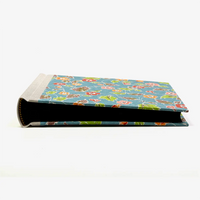 Fotoalbum-15x20cm-60Seiten-schwarzer-Fotokarton-cover-Katazome-shi-Papier-Motiv-blumenornament-auf-blau-liegend
