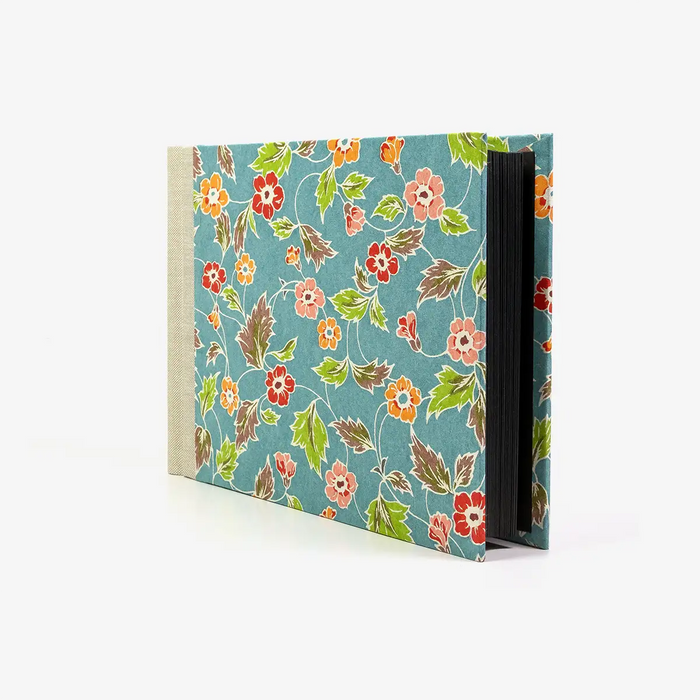 Fotoalbum-15x20cm-60Seiten-schwarzer-Fotokarton-cover-Katazome-shi-Papier-Motiv-blumenornament-auf-blau-seitlich-vorn