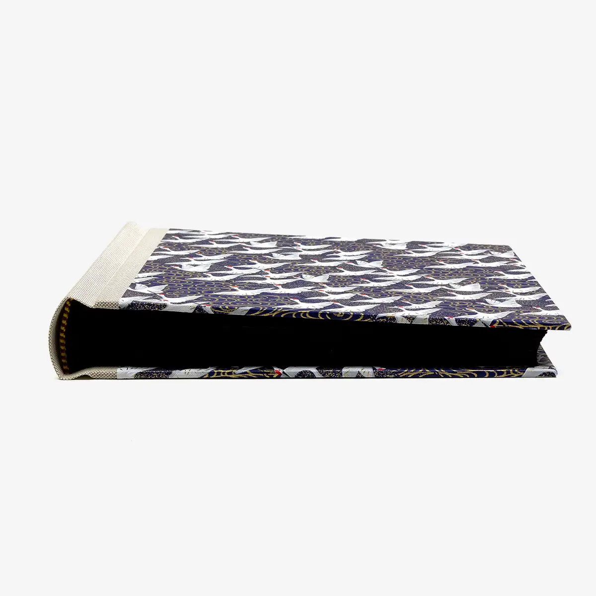 Fotoalbum-15x20cm-60Seiten-schwarzer-Fotokarton-cover-chiyogami-Papier-Motiv-Weisse-Kraniche-auf-blau-liegend