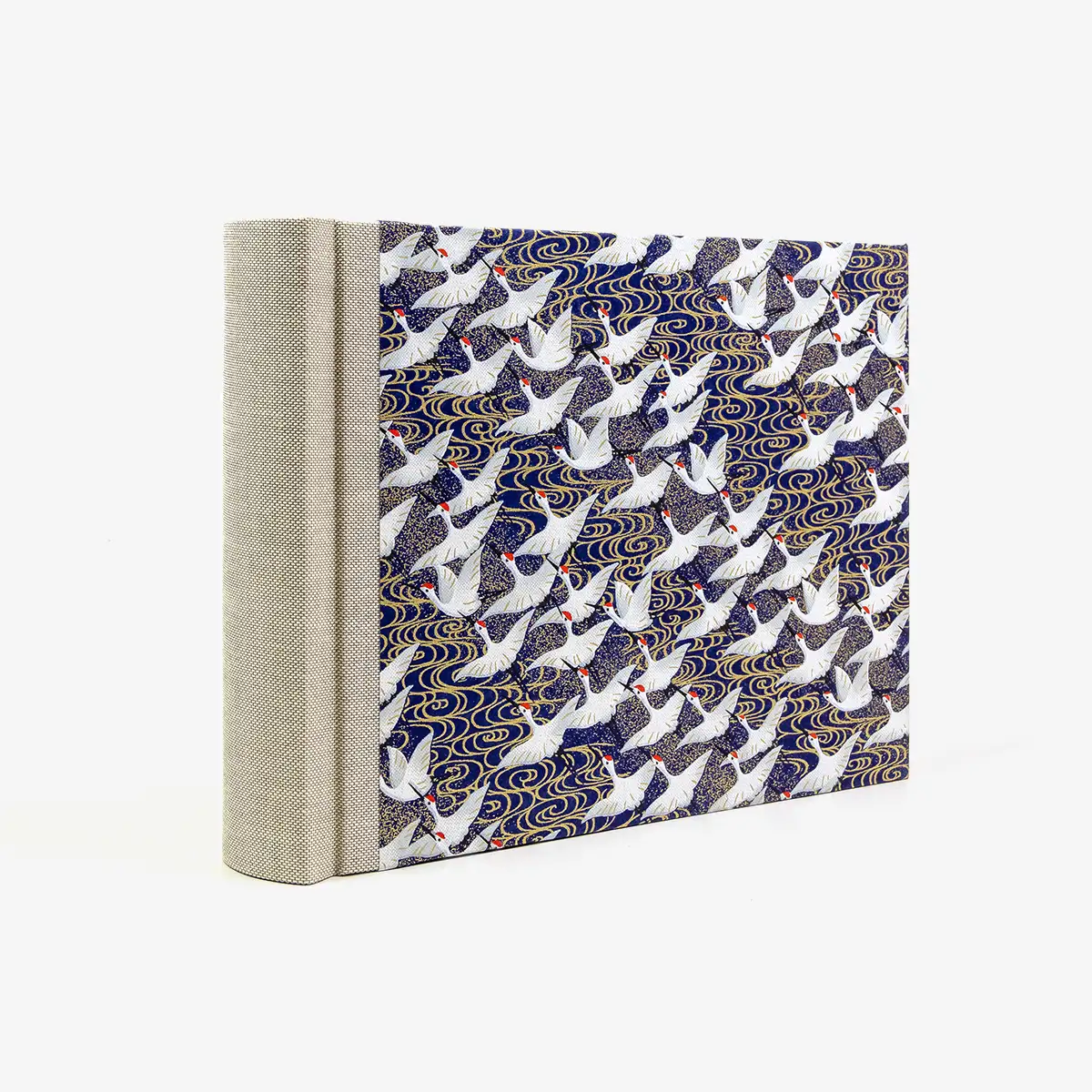 Fotoalbum-15x20cm-60Seiten-schwarzer-Fotokarton-cover-chiyogami-Papier-Motiv-Weisse-Kraniche-auf-blau-seitlich-von-hinten