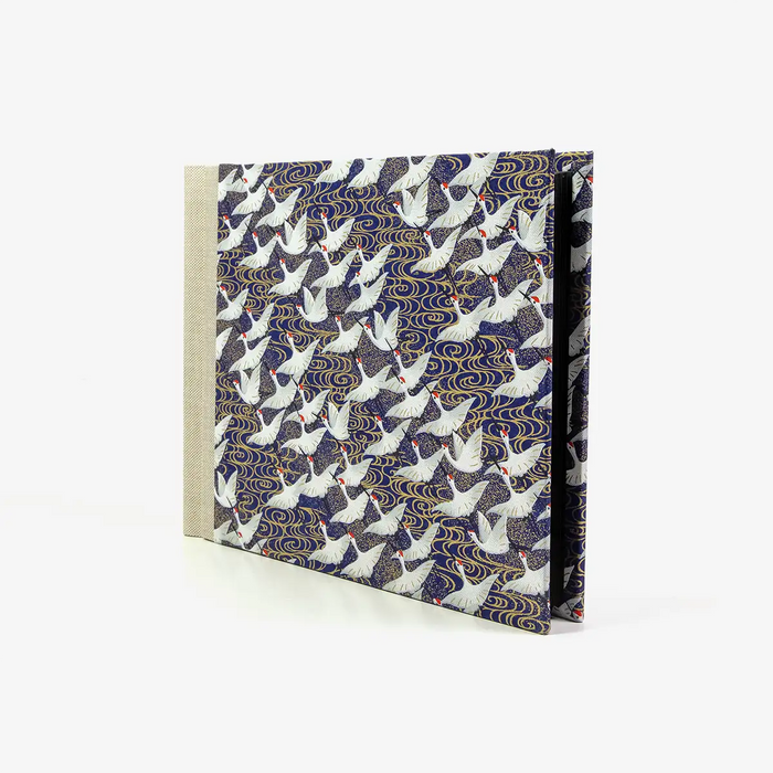 Fotoalbum-15x20cm-60Seiten-schwarzer-Fotokarton-cover-chiyogami-Papier-Motiv-Weisse-Kraniche-auf-blau-seitlich-von-vorn