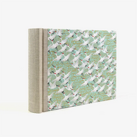 Fotoalbum-15x20cm-60Seiten-schwarzer-Fotokarton-cover-chiyogami-Papier-Motiv-Weisse-Kraniche-auf-tuerkis-seitlich-hinten