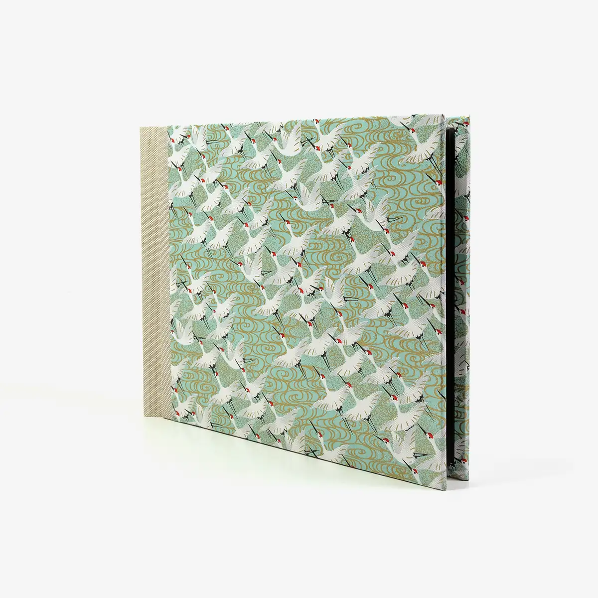 Fotoalbum-15x20cm-60Seiten-schwarzer-Fotokarton-cover-chiyogami-Papier-Motiv-Weisse-Kraniche-auf-tuerkis-seitlich-vorn