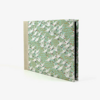 Fotoalbum-15x20cm-60Seiten-schwarzer-Fotokarton-cover-chiyogami-Papier-Motiv-Weisse-Kraniche-auf-tuerkis-seitlich-vorn