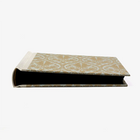 Fotoalbum-15x20cm-60Seiten-schwarzer-Fotokarton-cover-lokta-Papier-Motiv-Ornament-braun-auf-grau-liegend