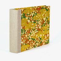 Fotoalbum-15x20cm-Blaupause-30blatt-Mit-Chiyogami-Kirschblueten-am-zweig-ueber-goldenden-wolken-auf-guern-bezogen-Produktansicht-Seitlich-hinten