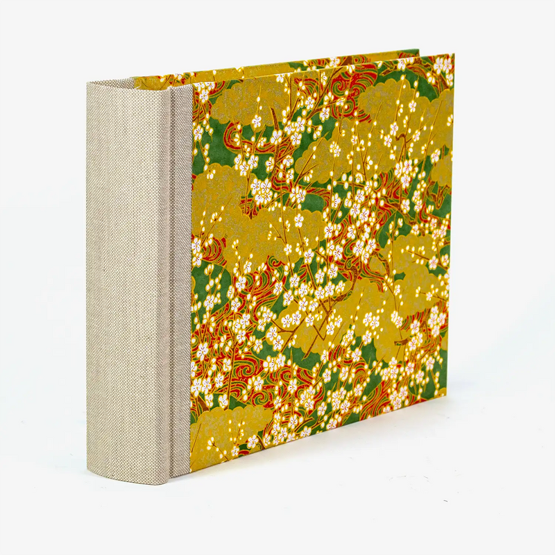 Fotoalbum-15x20cm-Blaupause-30blatt-Mit-Chiyogami-Kirschblueten-am-zweig-ueber-goldenden-wolken-auf-guern-bezogen-Produktansicht-Seitlich-hinten