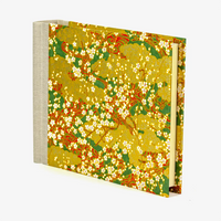 Fotoalbum-15x20cm-Blaupause-30blatt-Mit-Chiyogami-Kirschblueten-am-zweig-ueber-goldenden-wolken-auf-guern-bezogen-Produktansicht-Seitlich-vorn