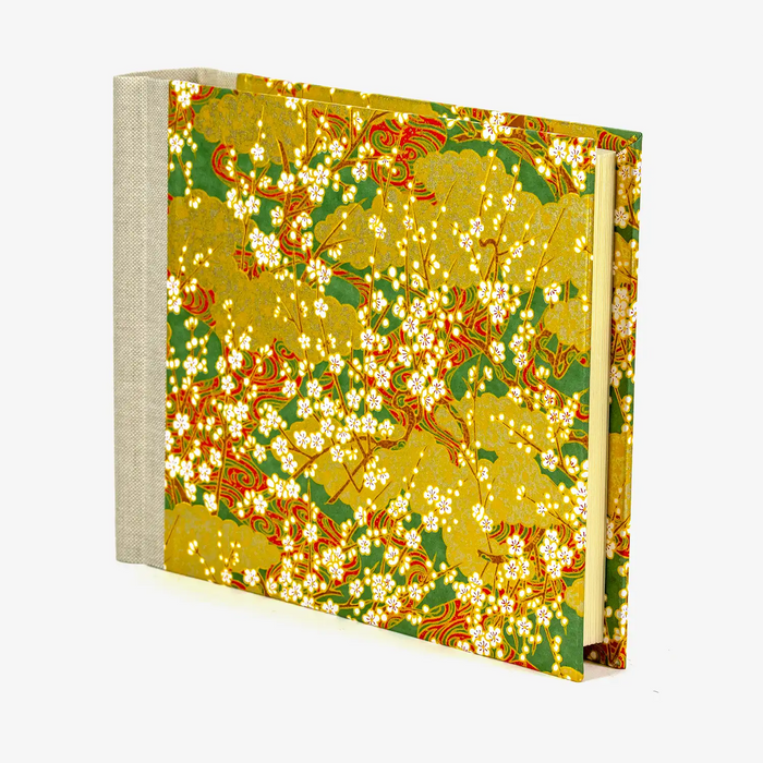 Fotoalbum-15x20cm-Blaupause-30blatt-Mit-Chiyogami-Kirschblueten-am-zweig-ueber-goldenden-wolken-auf-guern-bezogen-Produktansicht-Seitlich-vorn