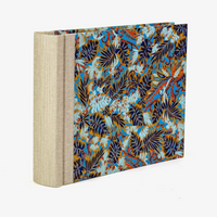 Fotoalbum-15x20cm-Blaupause-30blatt-Mit-Chiyogami-Monstera-auf-blau-bezogen-Produktansicht-Seitlich-von-hinten