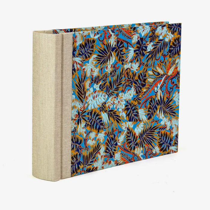 Fotoalbum-15x20cm-Blaupause-30blatt-Mit-Chiyogami-Monstera-auf-blau-bezogen-Produktansicht-Seitlich-von-hinten