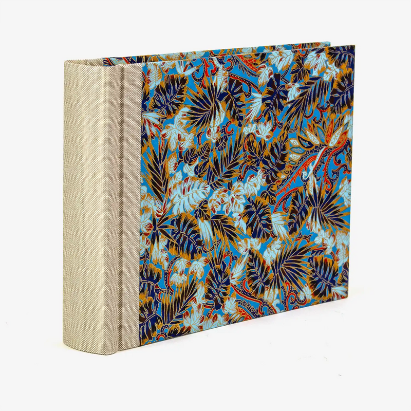 Fotoalbum-15x20cm-Blaupause-30blatt-Mit-Chiyogami-Monstera-auf-blau-bezogen-Produktansicht-Seitlich-von-hinten