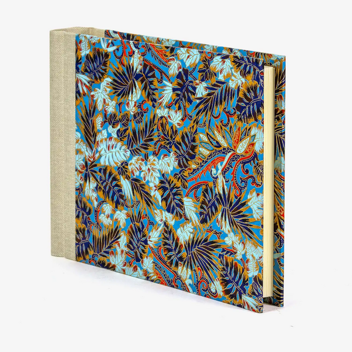 Fotoalbum-15x20cm-Blaupause-30blatt-Mit-Chiyogami-Monstera-auf-blau-bezogen-Produktansicht-Seitlich-vorn
