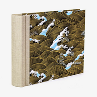 Fotoalbum-15x20cm-Blaupause-30blatt-Mit-Chiyogami-Nami-gold-weiss-blau-auf-schwarz-bezogen-Produktansicht-Seitlich-hinten