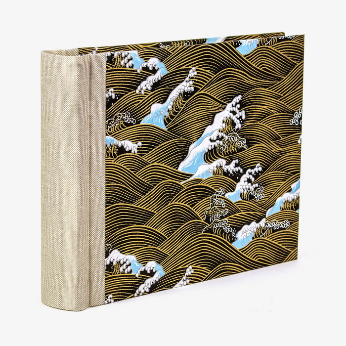 Fotoalbum-15x20cm-Blaupause-30blatt-Mit-Chiyogami-Nami-gold-weiss-blau-auf-schwarz-bezogen-Produktansicht-Seitlich-hinten