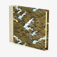 Fotoalbum-15x20cm-Blaupause-30blatt-Mit-Chiyogami-Nami-gold-weiss-blau-auf-schwarz-bezogen-Produktansicht-Seitlich-vorn