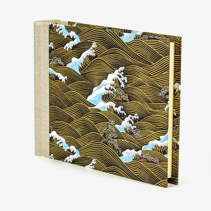 Fotoalbum-15x20cm-Blaupause-30blatt-Mit-Chiyogami-Nami-gold-weiss-blau-auf-schwarz-bezogen-Produktansicht-Seitlich-vorn